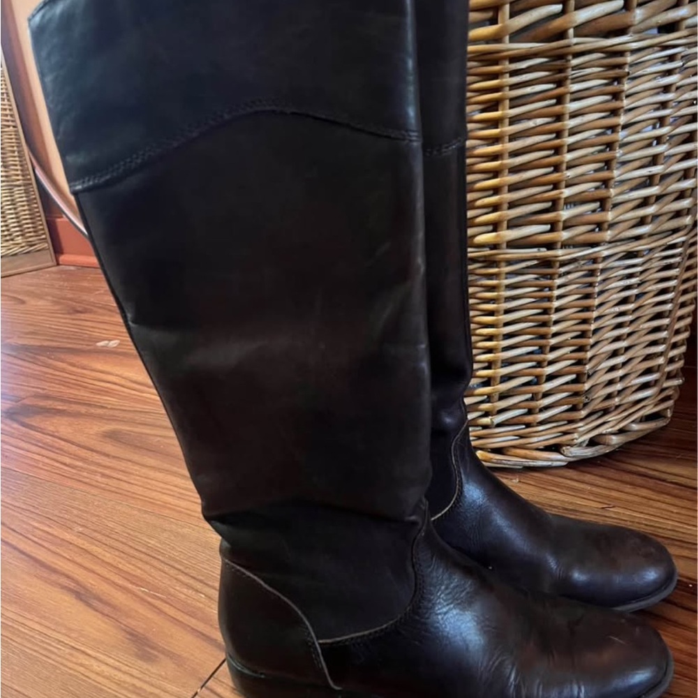 Classic Black Women's Knee-High Leather Boots made in Italy